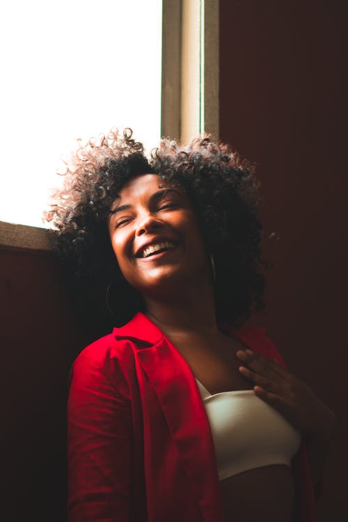 红顶微笑的女人 · 免费素材图片