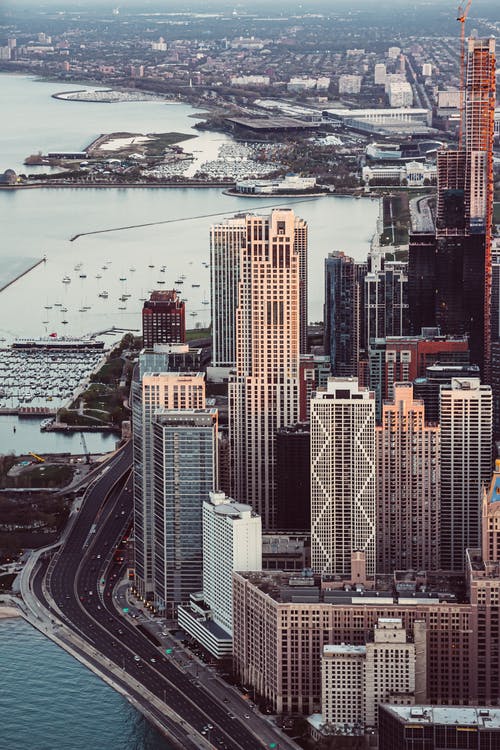 海洋附近建筑物的鸟瞰图 · 免费素材图片