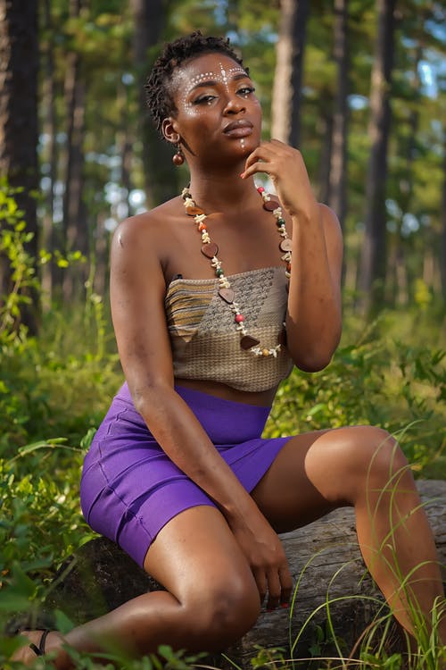 女人坐在日志上 · 免费素材图片