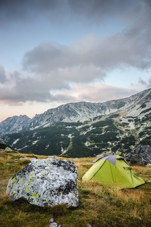 绿色和灰色帐篷 · 免费素材图片