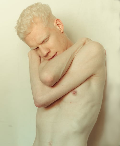 白发裸照男子手持肩膀照片 · 免费素材图片