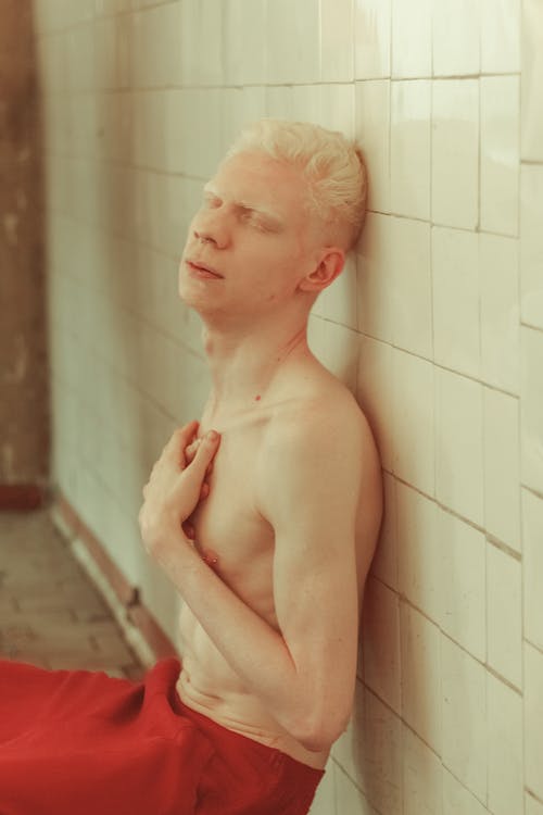裸照人倚在瓷砖墙上 · 免费素材图片
