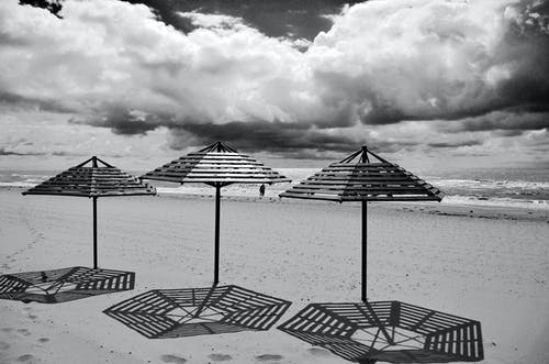 沙滩帽的灰度摄影 · 免费素材图片