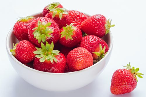 碗草莓水果 · 免费素材图片