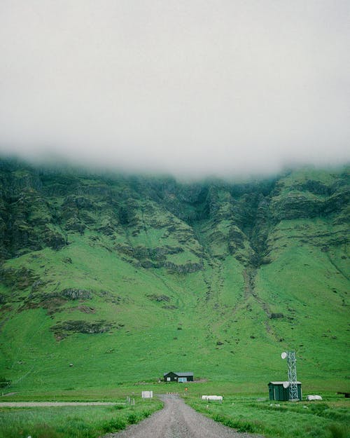 绿色和布朗山附近的房子 · 免费素材图片