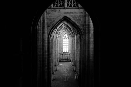 黑暗走廊的单色照片 · 免费素材图片