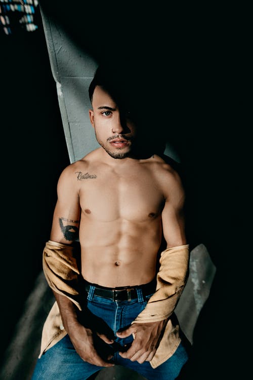 男子坐在阳光照亮 · 免费素材图片