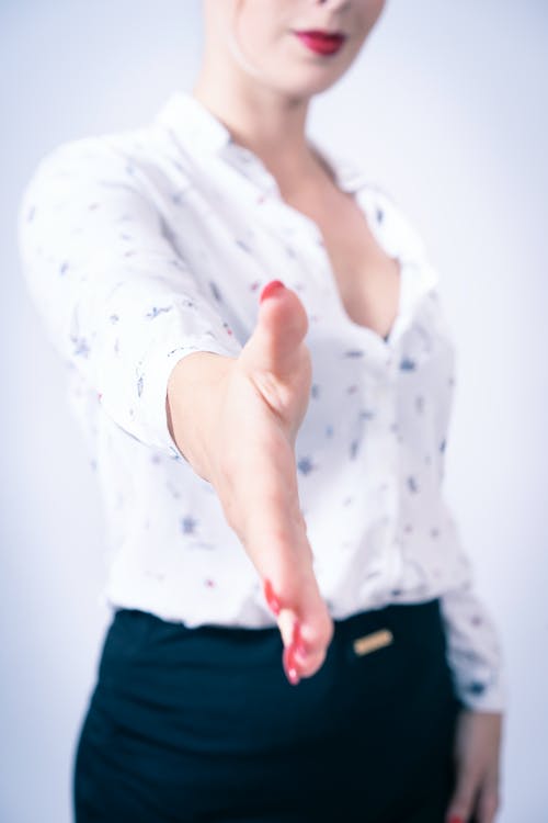 女人穿着白色上衣，用手伸出 · 免费素材图片