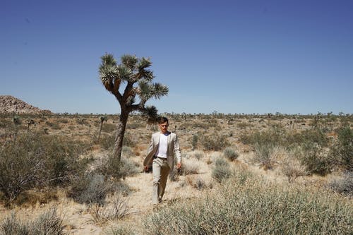 在沙漠中行走的人 · 免费素材图片