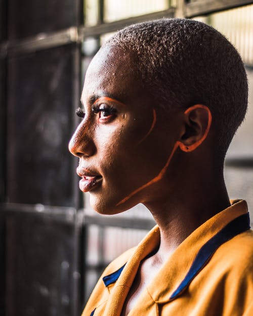 墙上的黄色顶部的女人 · 免费素材图片