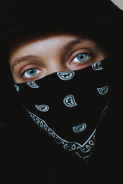 黑色头巾的女人的照片 · 免费素材图片