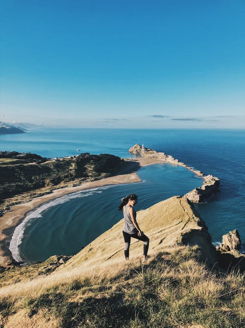 女人站在布朗山峰上 · 免费素材图片