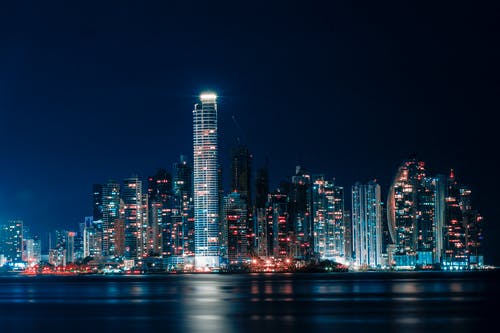 夜间点燃的城市建筑 · 免费素材图片