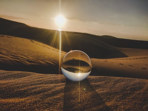 沙漠上的水晶球摄影 · 免费素材图片