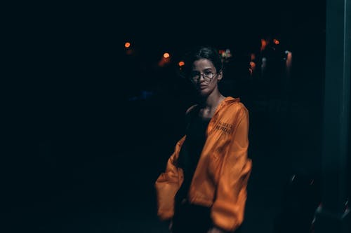 穿橙色夹克的女人的照片 · 免费素材图片