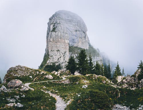 灰色和绿色的山 · 免费素材图片