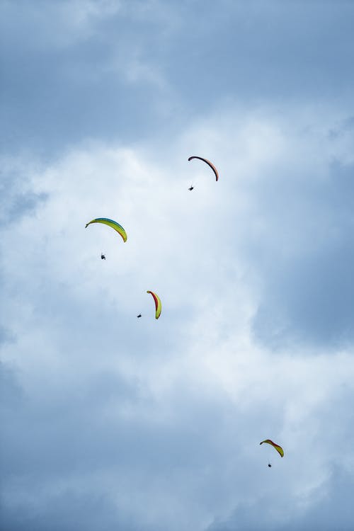 多云的天空下的四人跳伞 · 免费素材图片