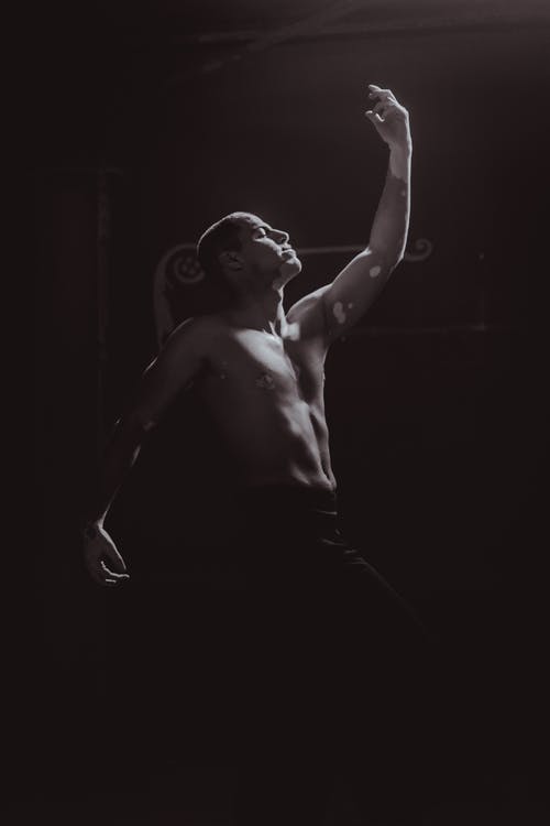 男子举起他的左手 · 免费素材图片