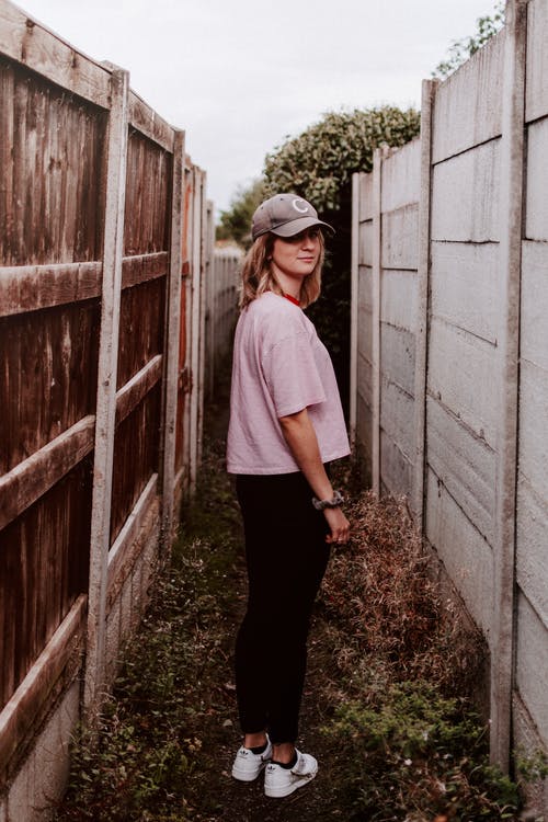 站在篱笆之间的女人 · 免费素材图片