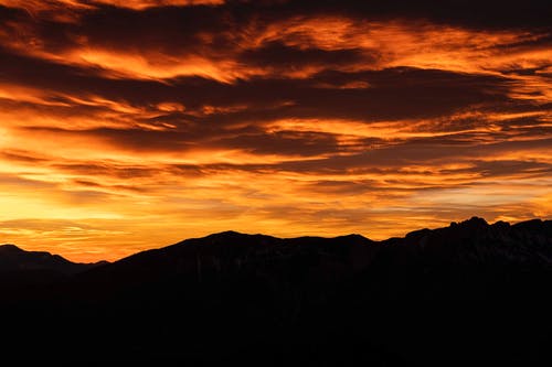 黎明时山的轮廓 · 免费素材图片