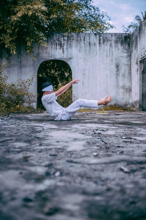 男子坐在地上的照片 · 免费素材图片