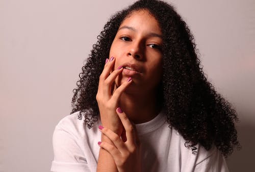 女人抱着她的脸的照片 · 免费素材图片