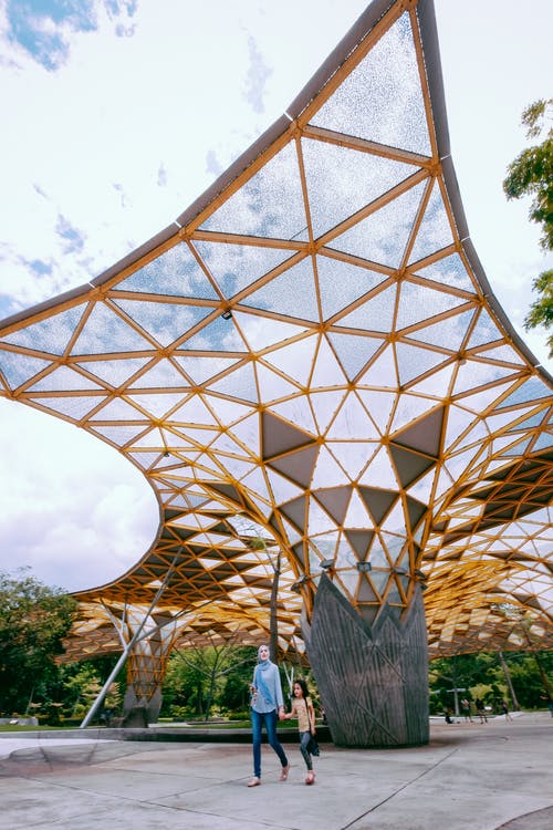 女人走在女孩旁边 · 免费素材图片