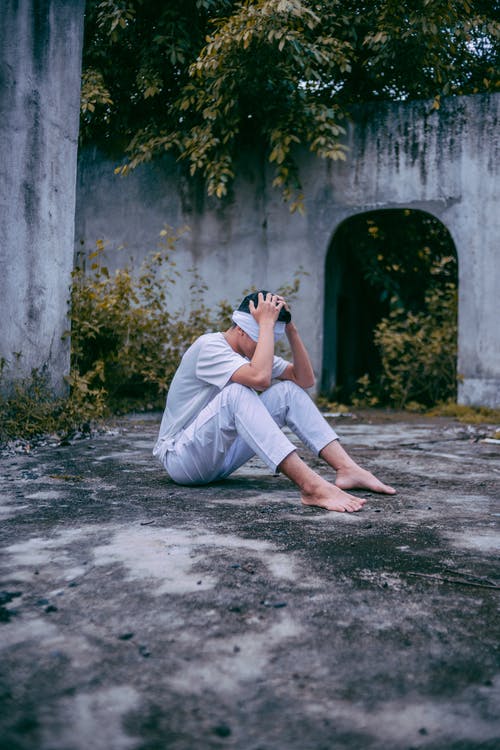 男子坐在地上的照片 · 免费素材图片