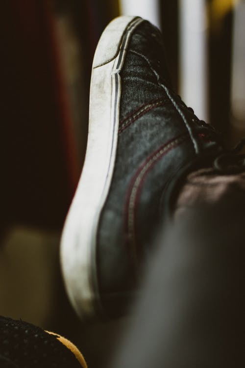 穿黑白低帮运动鞋的人 · 免费素材图片