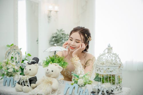 女人抚摸她的脸的照片 · 免费素材图片