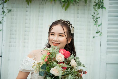 新娘抱着花束的照片 · 免费素材图片