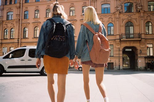 牵着手的妇女的照片 · 免费素材图片