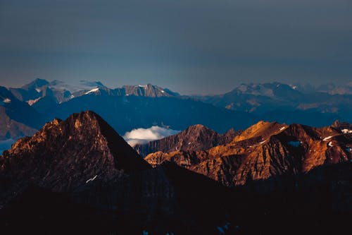 洛矶山脉白天的风景照片 · 免费素材图片