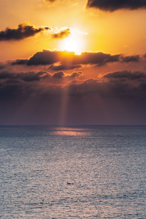 太阳透过乌云偷看 · 免费素材图片