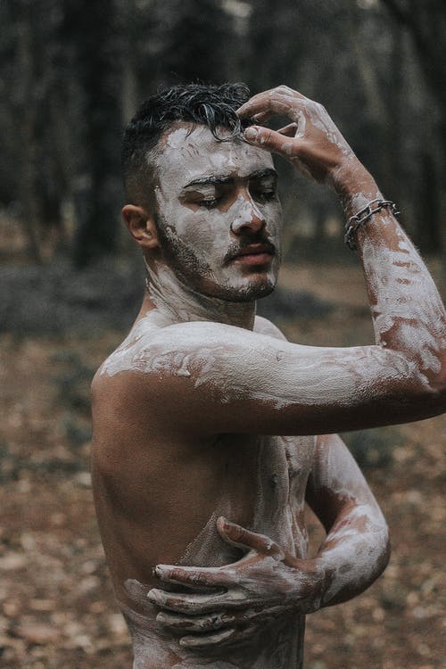 男子手持他的头的照片 · 免费素材图片