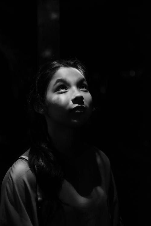 女人仰望的灰度肖像照片 · 免费素材图片