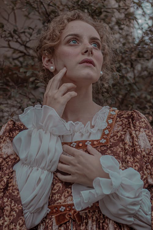 绿叶树下穿印花的长袖连衣裙的女人 · 免费素材图片