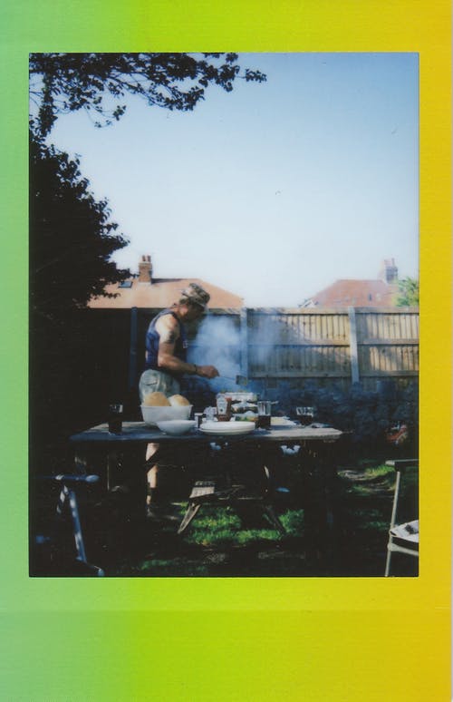 在烤架上做饭的男人 · 免费素材图片