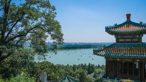 多彩多姿的湖景混凝土建筑，展现中国古代独特的建筑设计 · 免费素材图片