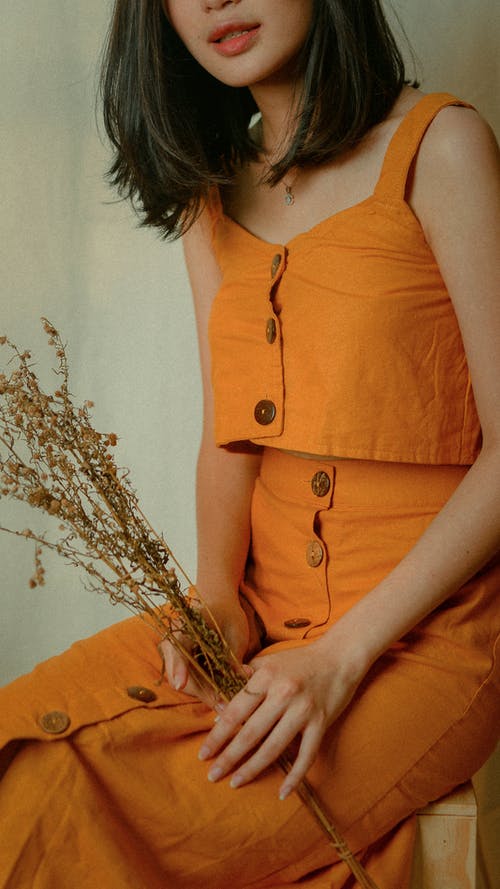 橙色便服的女人 · 免费素材图片