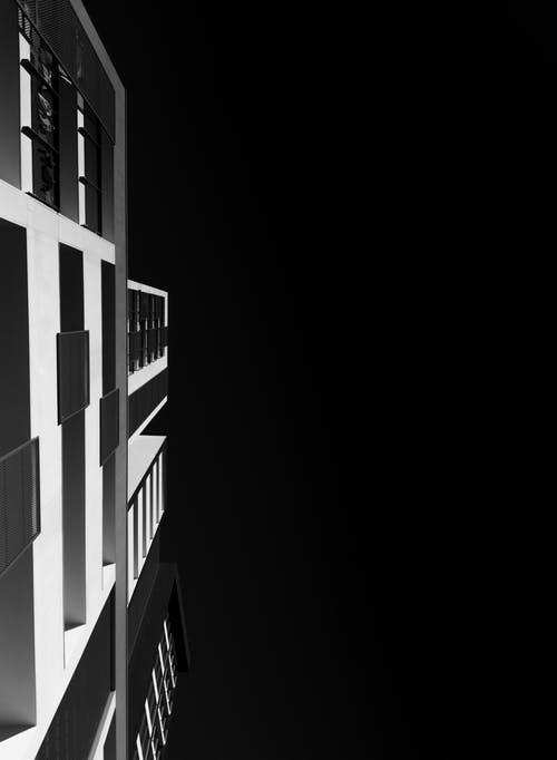 建筑物的灰度低角度照片 · 免费素材图片