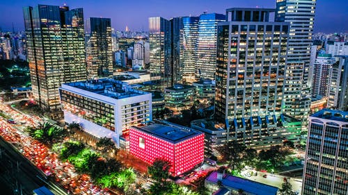 在城市的照明建筑物的视图 · 免费素材图片