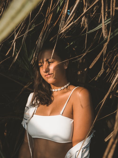 女人穿着白色胸罩 · 免费素材图片