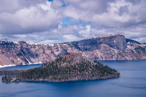 多云的天空下山附近的岛屿 · 免费素材图片