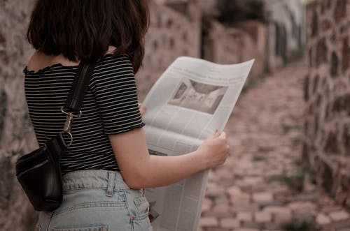 女人读报纸的照片 · 免费素材图片
