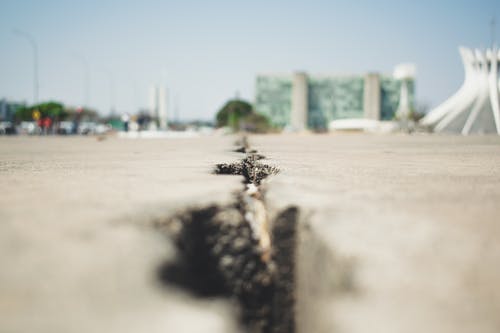 路面裂缝的宏观摄影 · 免费素材图片