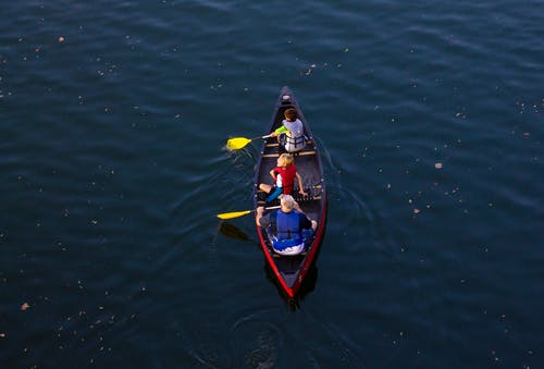 人们骑着红色独木舟船 · 免费素材图片