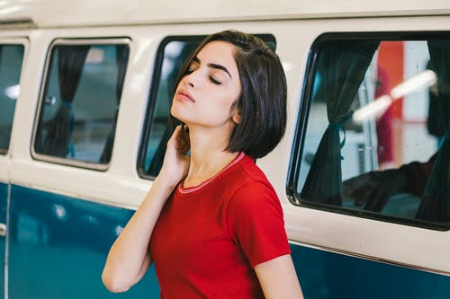 穿红色衬衫的女人的照片 · 免费素材图片