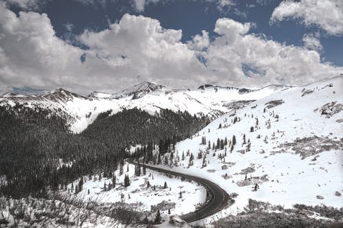 积雪覆盖的山路的航拍照片 · 免费素材图片
