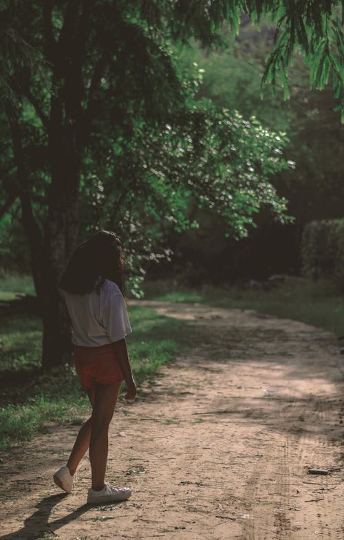 女人穿着白衬衫的照片 · 免费素材图片